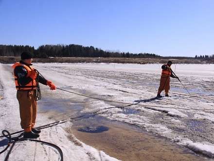 Лед в Архангельской области режут 200-градусной водой