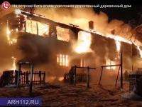 В горящем доме на Кегострове рухнул второй этаж