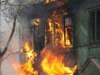 В Архангельске произошёл серьёзный пожар в нежилой «деревяшке»
