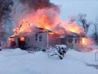 Троих детей успели вывести из горящего дома в Архангельске
