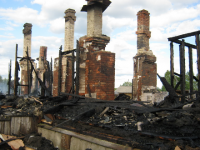 Двухквартирный дом в Архангельской области сгорел за 20 минут 