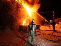 Пожар в мебельном цехе Архангельска тушили семь часов