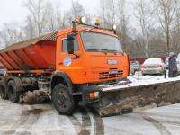 Коммунальщики просят автовладельцев убирать припаркованные вдоль дорог машины, которые мешают чистить улицы Архангельска от снега