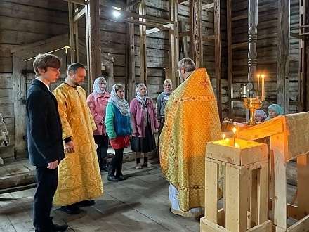 Дачники Архангельска помолились в древнем храме