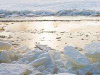 Во льдах Северодвинска поймали двух семиклассниц