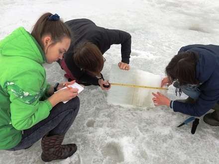 Гидропрогнозисты в Архангельске отобрали керн льда на Двине
