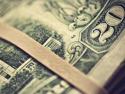 В России хотят ограничить продажу валюты физлицам суммой в 500 долларов в месяц