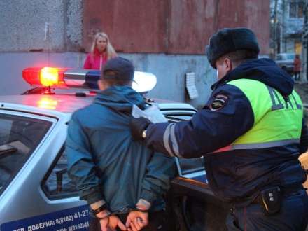 В Онежском районе арестовали подозреваемого в убийстве и покушении на убийство