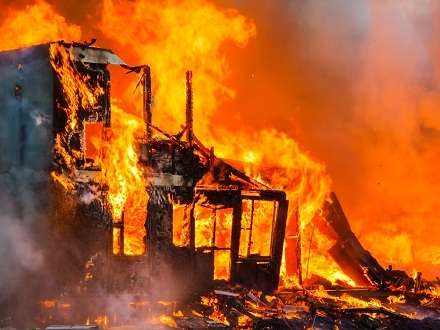 В Боброво пожар испепелил частный дом