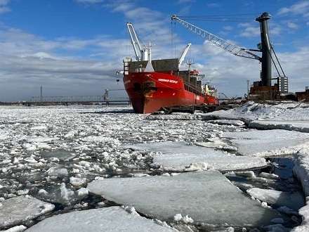 Для защиты моста на Курье специалисты режут лед
