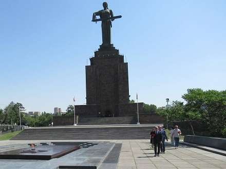 Делегация Поморья возложила цветы к монументу «Мать Армения»