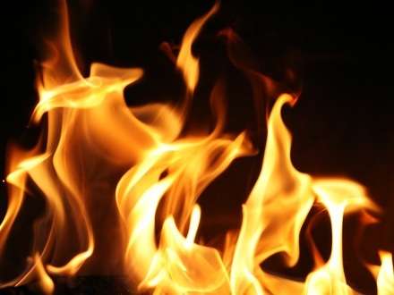 Пожарный из Вельска вынес из горящего дома двух пенсионеров
