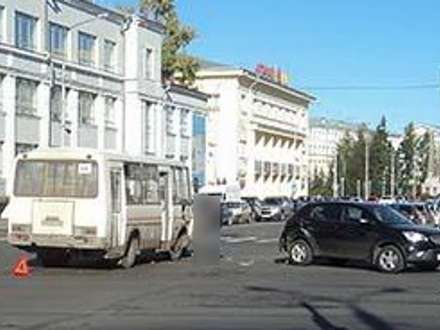 Пенсионерка пострадала из-за столкновения ПАЗика и легковушки в центре Архангельска