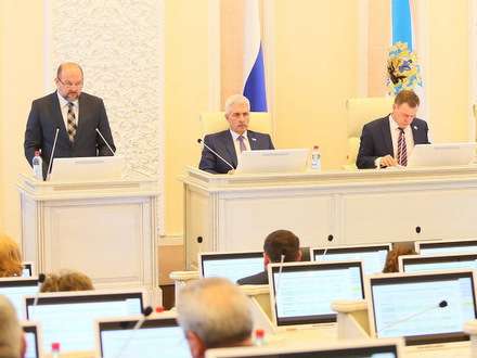Перед депутатами  областно­го Соб­ра­ния  представлен отчет о работе пра­витель­ства Архангельской области  в 2015 году