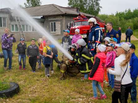 Школьники Коряжмы побывали на мастер-классе в пожарной части