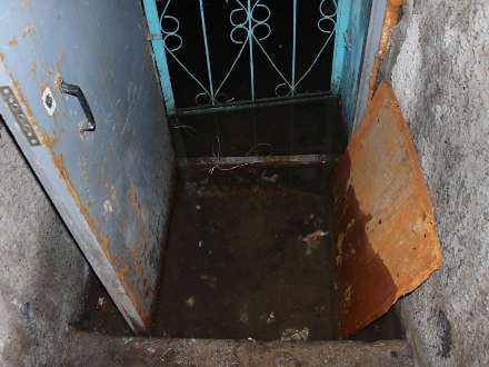 В Архангельске благодаря коммунальщикам в подвале дома по улице Победы копятся фекалии