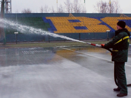 Подготовка к хоккейному сезону: на стадионе "Труд" в Архангельске началась заливка льда