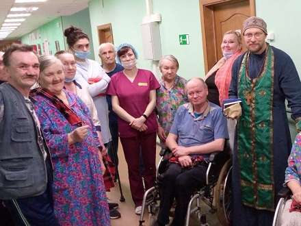 В Северодвинске коллективно крестили инвалидов и престарелых
