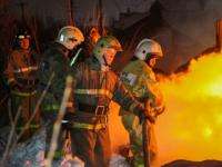 В Архангельске четыре пожарные части тушили пылавший ангар на Окружном шоссе
