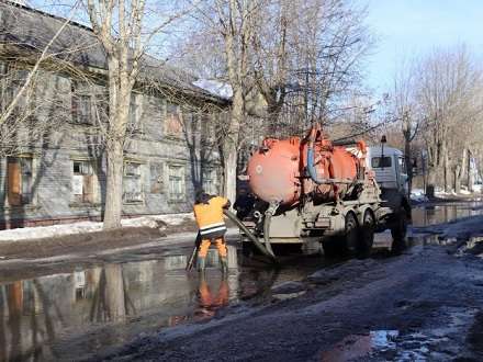 Воду в Северодвинске откачивает ассенизаторская бочка