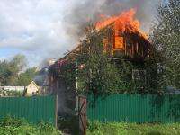 Из горящего дома в Коряжме эвакуировали заснувшего хозяина