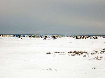 В 80 километрах от Северодвинска собрались 2000 рыбаков
