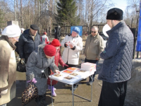 Прихожане Воскресенского храма Северодвинска провели миссионерскую акцию на кладбище 