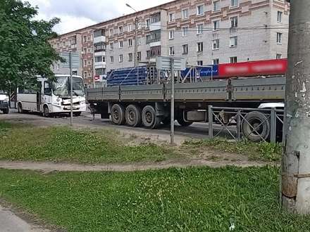 В Северодвинске столкнулись грузовик и автобус