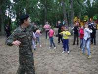 В Архангельской области сотрудники полиции и общественники провели для детей акцию «Зарядка со стражем порядка»