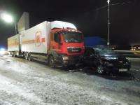 На мосту в Архангельске столкнулись грузовик и внедорожник