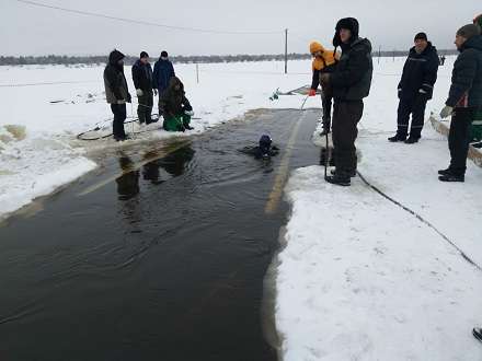 Утонувший в Вычегде КАМАЗ придавил огромную глыбу льда
