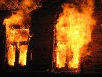 В Вельском районе пожар сделал восьмиквартирный дом непригодным для жизни