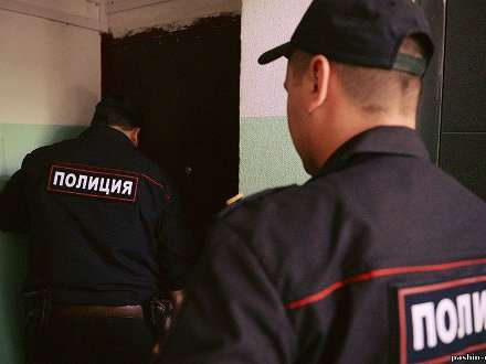 В Онеге молодая женщина оскорбила и ударила по лицу полицейского