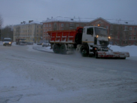 На дорогах Северодвинска продолжают ликвидировать последствия снегопада