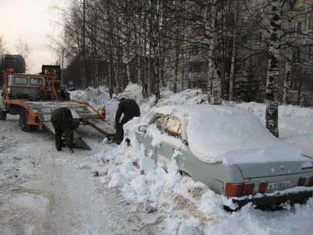 Водители в Архангельске игнорируют знаки, запрещающие парковку в местах уборки снега