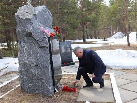 Мэр Северодвинска возложил цветы к памятнику ликвидаторам