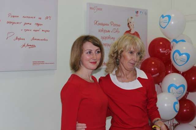 Проблему тромбоза в Архангельске подняли с помощью флешмоба и 13 женщин в красном