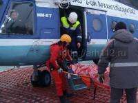 Архангельские спасатели на вертолете эвакуировали пострадавшего  моряка