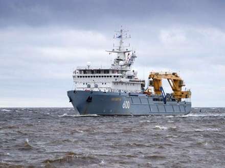 Спасательное судно Северного флота «Звёздочка» обследует затонувшие в Белом море корабли
