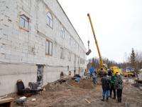 В Северодвинске оцеплена стройплощадка, на которой накренился кран
