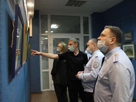 Полиция Поморья заряжается энергетикой от картин