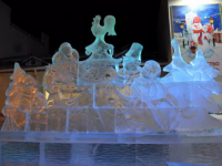 В Архангельске появилась первая ледовая скульптура «Весёлые снеговики»