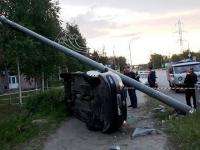 В Северодвинске машина сломала бетонный столб