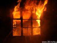 Ночью в Архангельске горел двухэтажный деревянный дом, один человек погиб