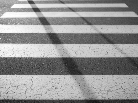 В Северодвинске водитель на пешеходном переходе сбил женщину с коляской