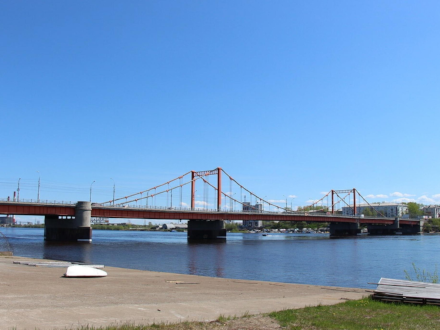 В Архангельске спасатели пришли на помощь мужчине, который спрыгнул с Кузнечевского моста