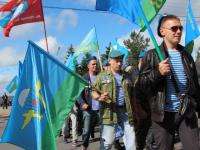 В Архангельске десантники прошли парадом в День ВДВ