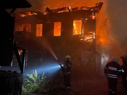 В центре Архангельска произошёл крупный пожар в деревянном доме