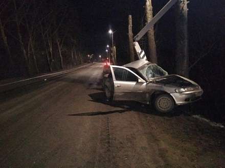 На севере Котласа водитель сломал фонарный столб