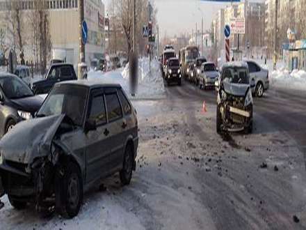 Молодой человек оказался под колёсами авто из-за того, что не услышал сигнала